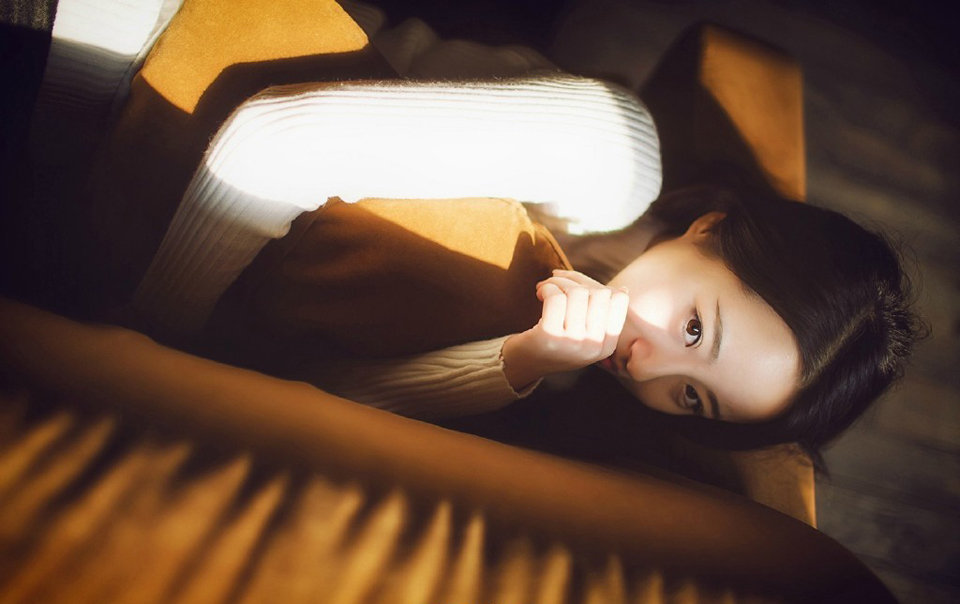 电话里，她哭着说：“亲爱的，我…我怀孕了…三个月了，不过你放心，不是你的，不用你负责。